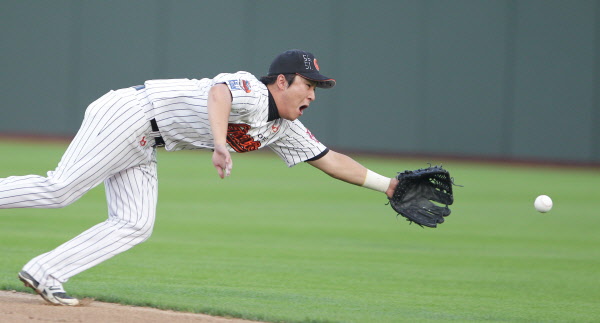 몸을 날리는 정훈선수